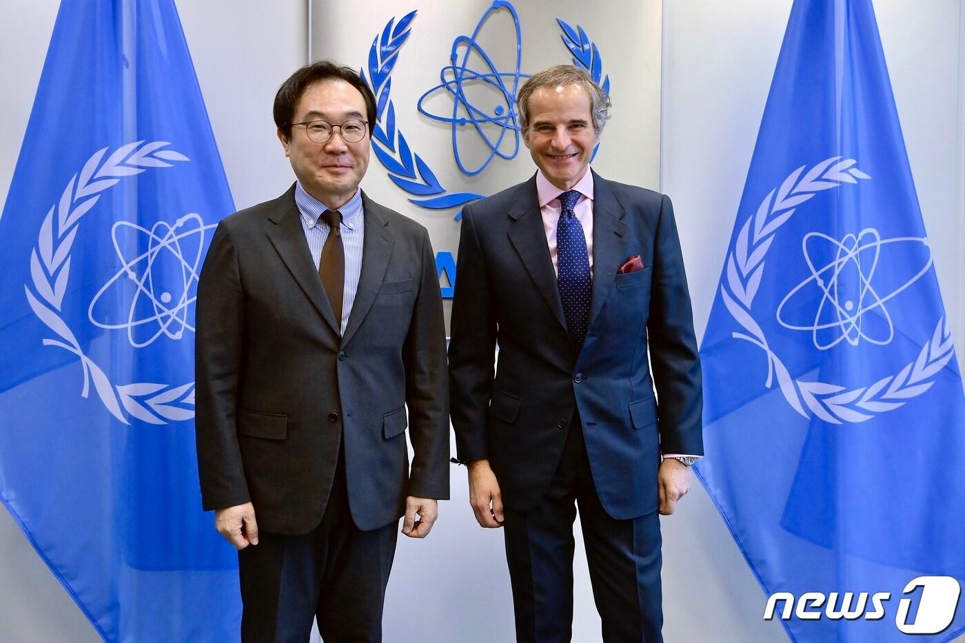 본문 이미지 - 이도훈 외교부 제2차관(왼쪽)과 라파엘 그로시 IAEA 사무총장. (외교부 제공)