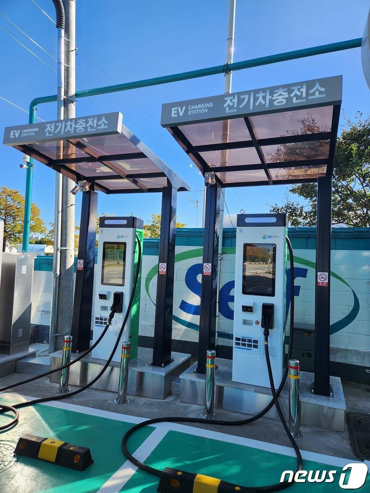 본문 이미지 - 전기차 급속충전기 설치 모습. ⓒ News1 김경훈 기자