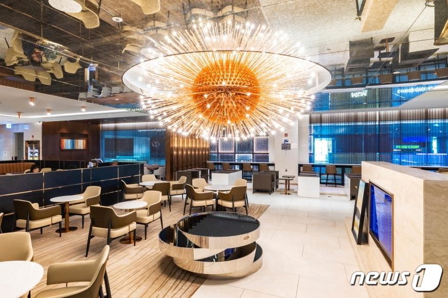 본문 이미지 - 인천국제공항 제2여객터미널 내에 자리한 마티니골드 라운지(워커힐 제공)