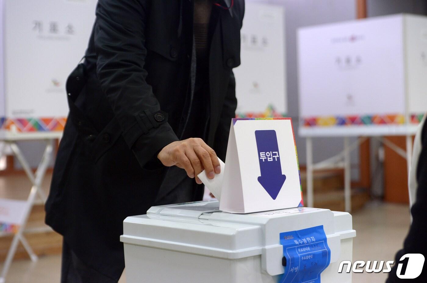 본문 이미지 - 제3회 전국동시조합장선거일인 8일 오전 광주 서구 광천동 서광주농협 본점에 설치된 투표소에서 조합원이 투표를 하고 있다. 2023.3.8/뉴스1 ⓒ News1 이승현 기자