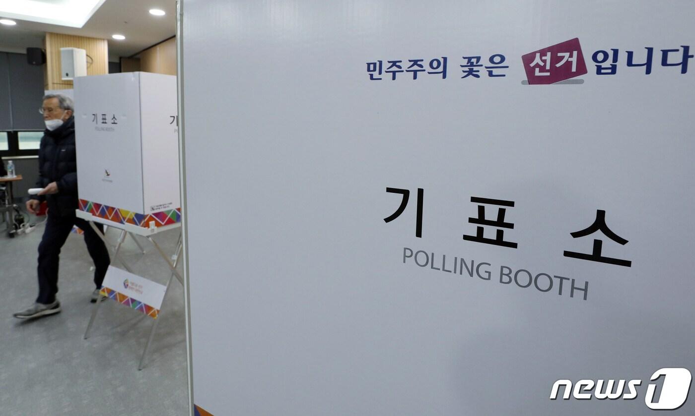 본문 이미지 - 제3회 전국동시조합장선거 투표일인 8일 오전 서울 강서구 강서농협 본점 대회의실에 마련된 투표장에서 기표를 마친 조합원이 투표함으로 향하고 있다. 이날 투표 시간은 오전 7시부터 오후 5시까지로, 전국 2020개 투표소에서 농·수·산림조합장 1346명을 선출한다. 2023.3.8/뉴스1 ⓒ News1 박정호 기자