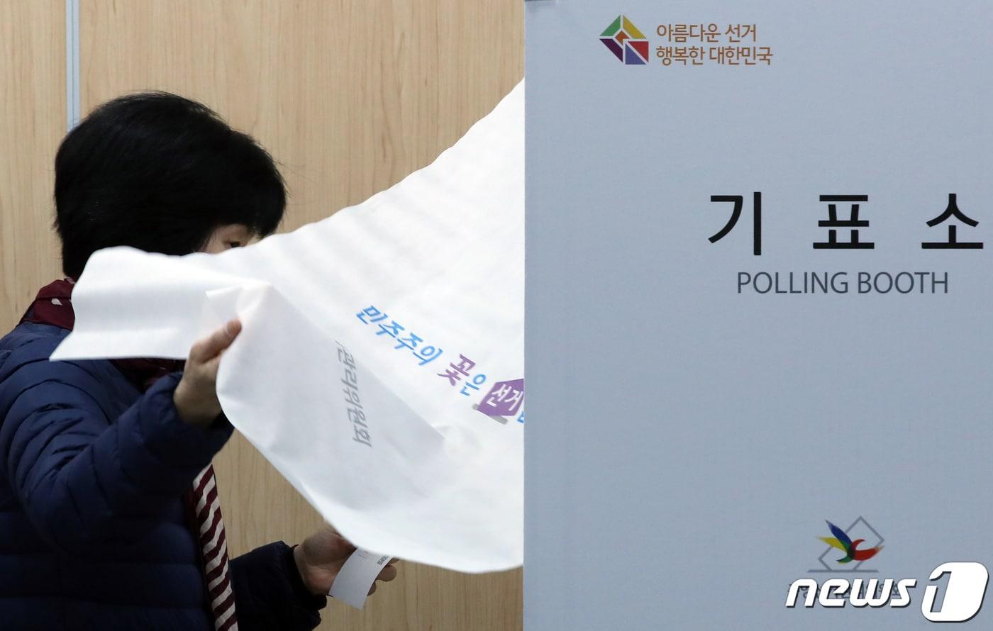 본문 이미지 - 지난해 3월 제3회 전국동시조합장선거 투표일인 8일 오전 서울 강서구 강서농협 본점 대회의실에 마련된 투표장에서 조합원들이 기표소로 들어가고 있다.  2023.3.8/뉴스1 ⓒ News1 박정호 기자