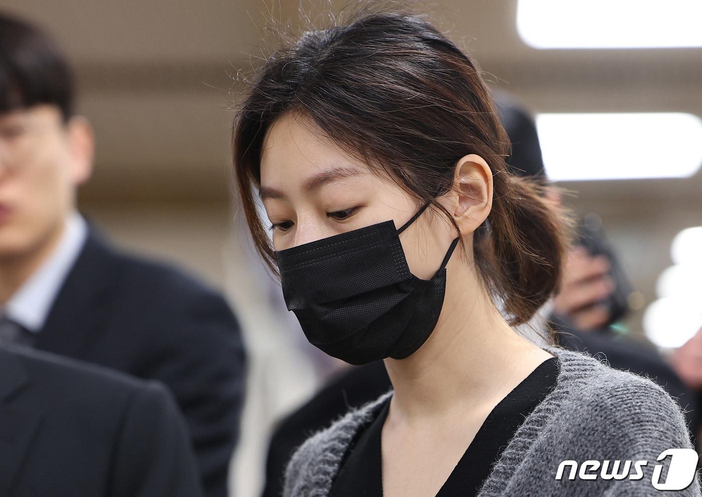 만취 상태로 음주운전을 하다가 사고를 낸 혐의로 재판에 넘겨진 배우 김새론이 8일 오전 서울 서초구 서울중앙지법에서 도로교통법 위반(음주운전) 등 혐의 1차 공판을 받기 위해 출석하고 있다. 1 ⓒ News1