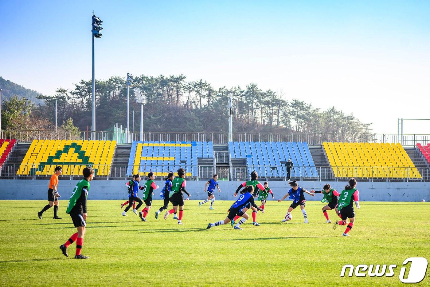 남해스포츠파크에서 훈련 중인 국가대표 여자 U-15·U-16 축구팀(남해군 제공).
