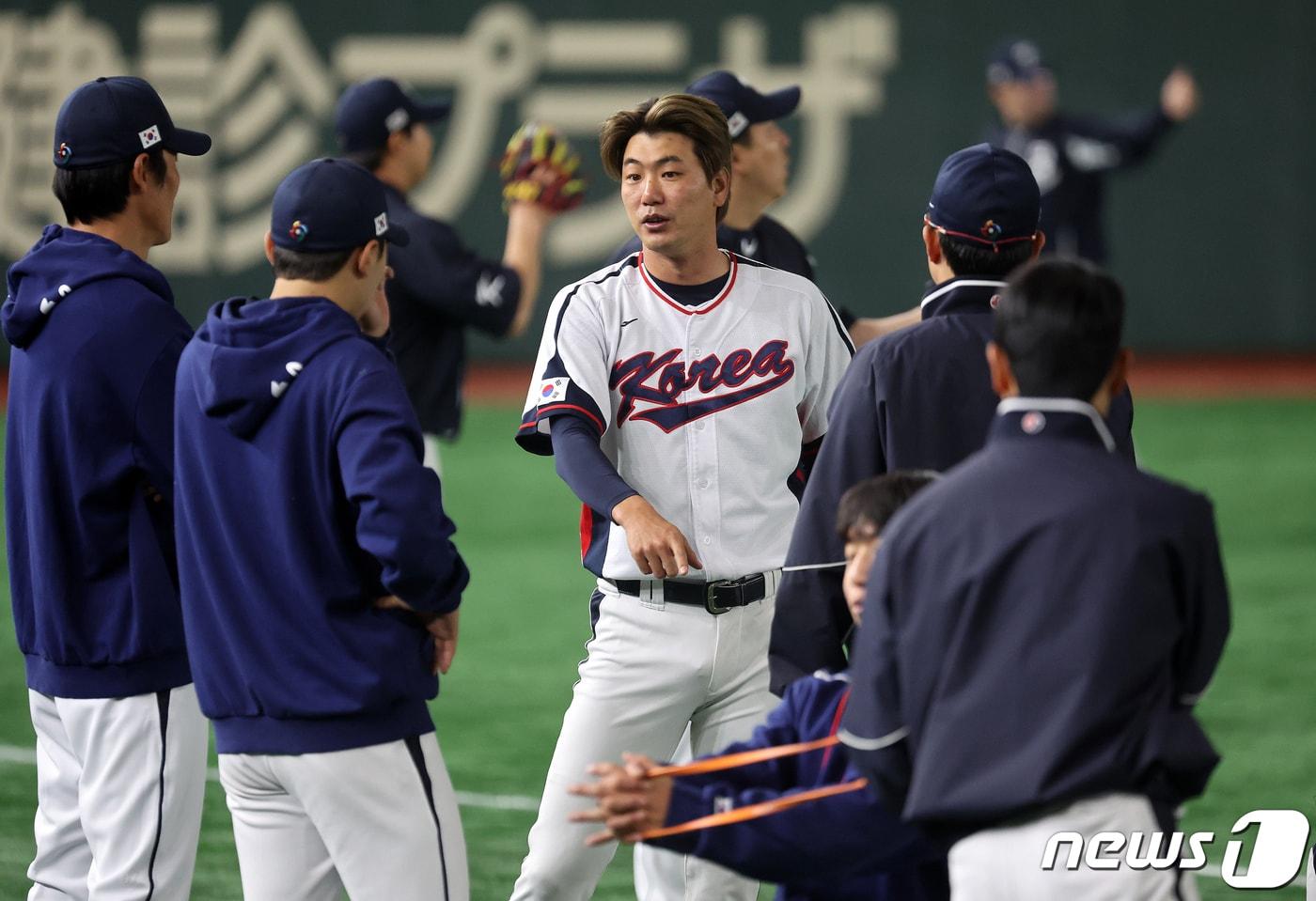 2023 월드베이스볼클래식(WBC)에 출전하는 야구 국가대표팀 김광현이 8일 오전 일본 도쿄 돔에서 훈련 중 선수들과 대화를 나누고 있다. 호주, 일본, 중국, 체코와 B조에 편성된 대표팀은 9일 낮 12시 호주와 첫 경기를 갖는다. 2023.3.8/뉴스1 ⓒ News1 김진환 기자