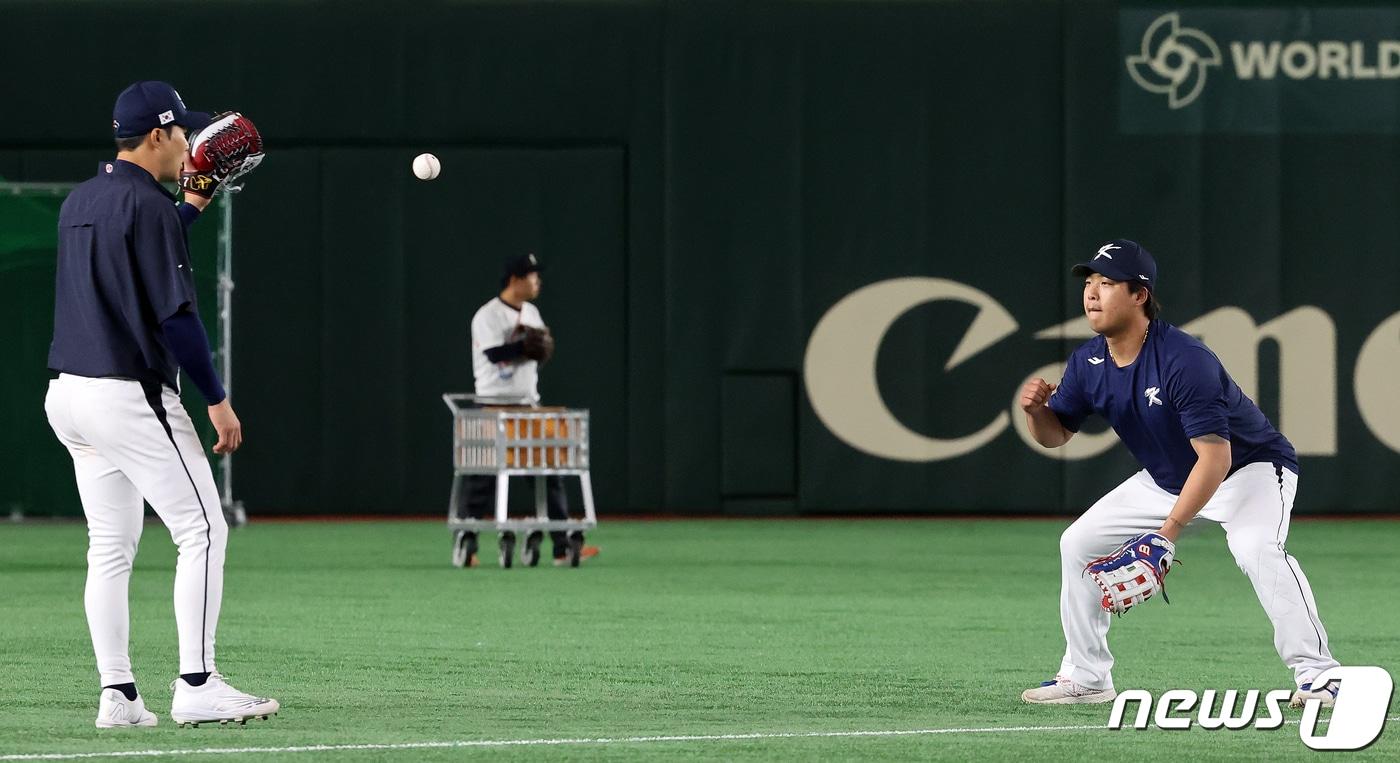본문 이미지 - 2023 월드베이스볼클래식(WBC)에 출전하는 야구 국가대표팀 강백호가 8일 오전 일본 도쿄돔에서 김하성과 수비 훈련을 하고 있다. 2023.3.8/뉴스1 ⓒ News1 김진환 기자
