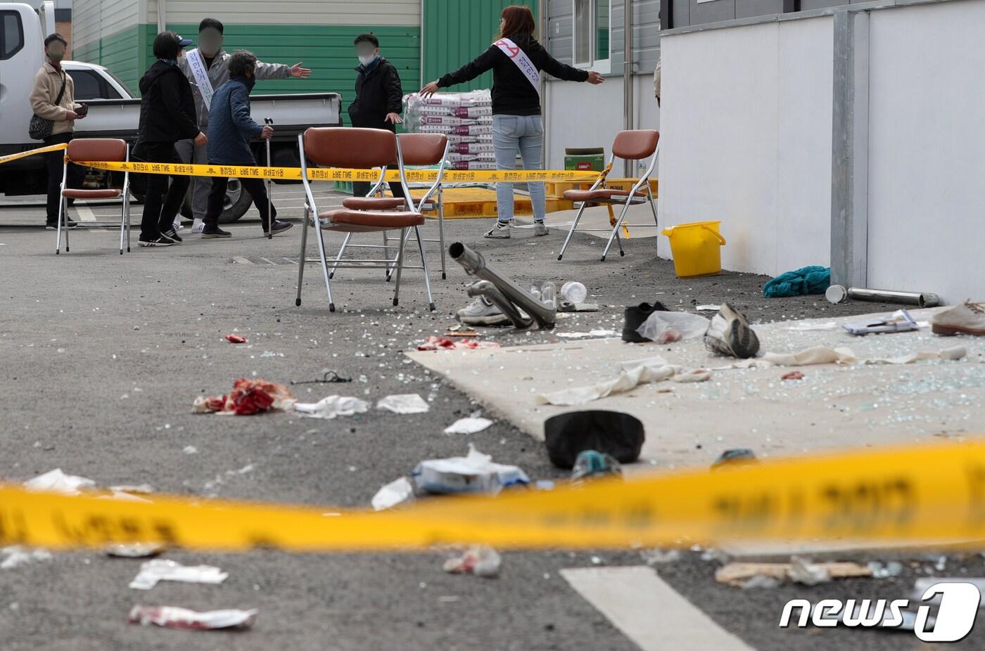 본문 이미지 - 지난 3월8일 전북 순창군 구림면 한 농협에서 1t트럭이 조합장 투표를 기다리던 인파를 들이 받는 사고가 발생했다. 이 사고로 4명이 숨지고, 16명이 다쳐 치료 중이다. 2023.3.8/뉴스1 ⓒ News1 유경석 기자