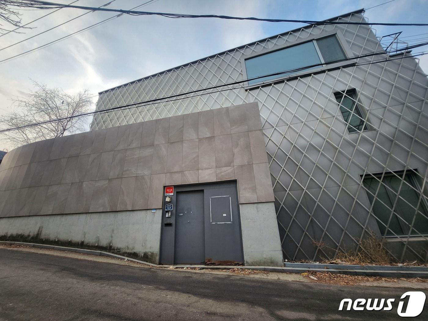 본문 이미지 - 경찰이 전날(7일) 마약 상습 투약 혐의로 압수수색을 진행한 배우 유아인의 주민등록상 주거지인 서울 용산구 이태원동의 주택 2023.03.08. /뉴스1 ⓒ News1 한병찬 기자