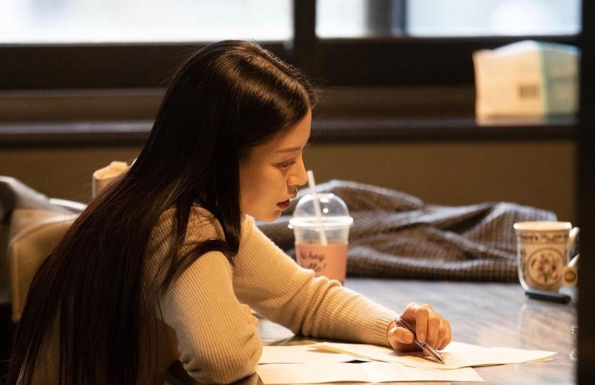 본문 이미지 - 유튜브 방송 '김어준의 겸손은 힘들다 뉴스공장'에 출연했을 당시의 스틸컷을 공개한 조민씨. (인스타그램)