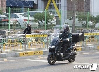 본문 이미지 - 7일 울산 남구 신정동 어린이 보호구역으로 설정된 도로 위를 배달 오토바이가 달리고 있다. 2023.3.7/뉴스1 ⓒ News1 김지혜 기자