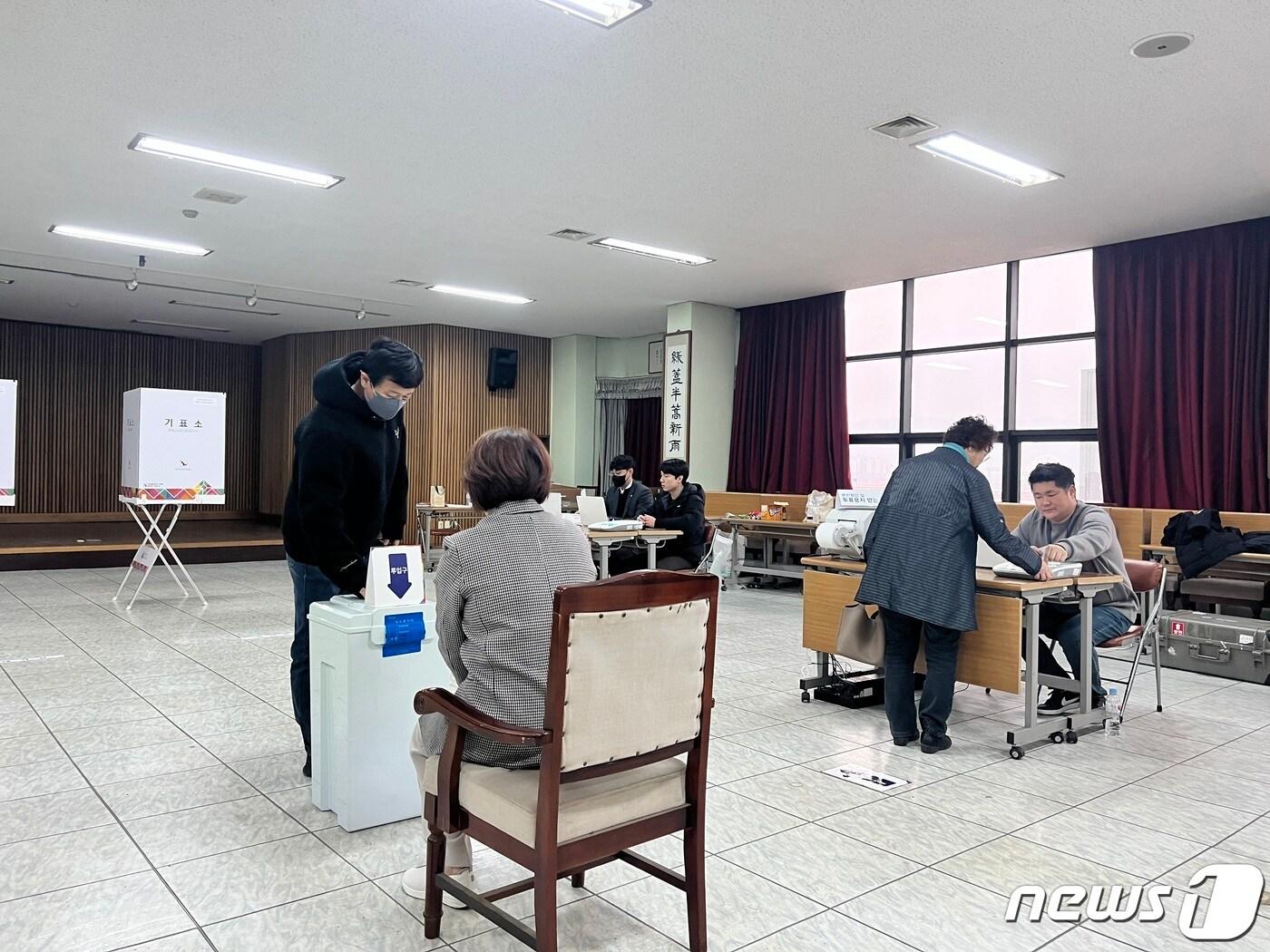 본문 이미지 - 8일 오후 1시 강원 강원 서춘천농협 본점 2층에 마련된 농협, 수협 조합장선거 투표소에 한표를 행사는 시민들의 발걸음이 이어지고 있다.2023.3.8 한귀섭 기자
