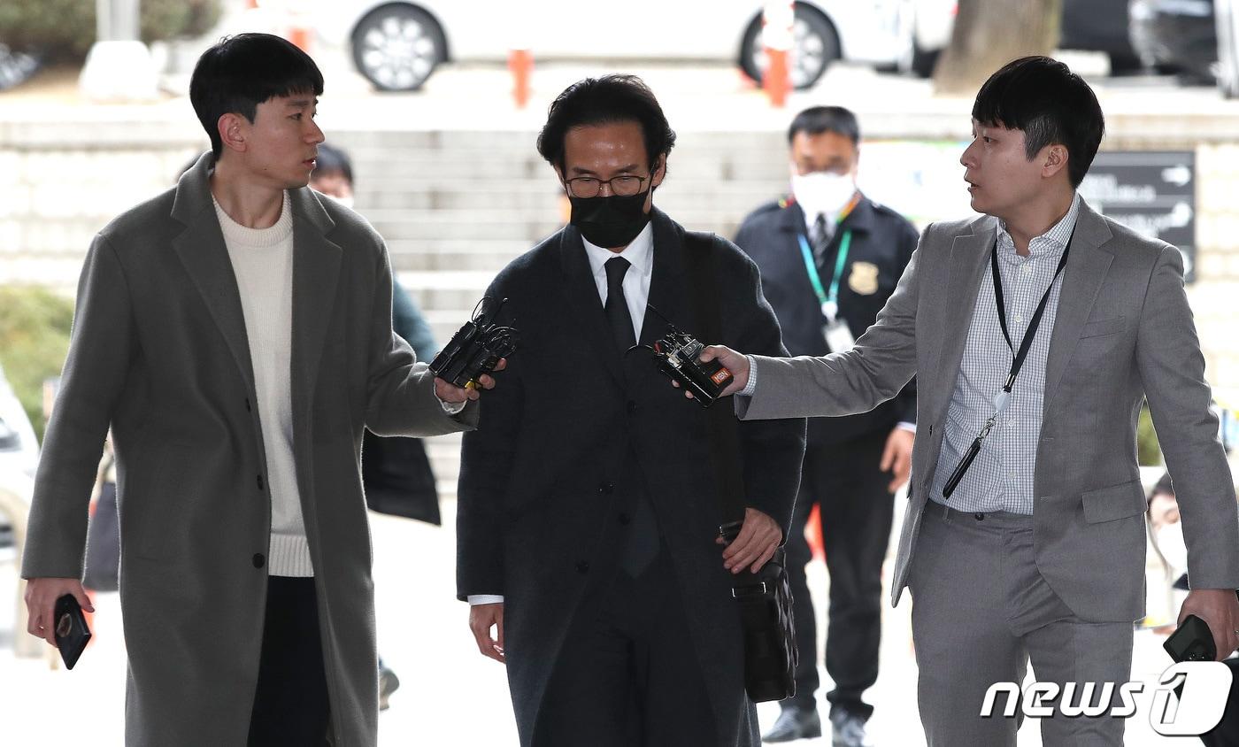 200억대 횡령·배임 혐의를 받고 있는 조현범 한국타이어 회장이 8일 오후 서울 서초구 서울중앙지법에서 열린 영장실질심사에 출석하고 있다. 2023.3.8/뉴스1 ⓒ News1 임세영 기자