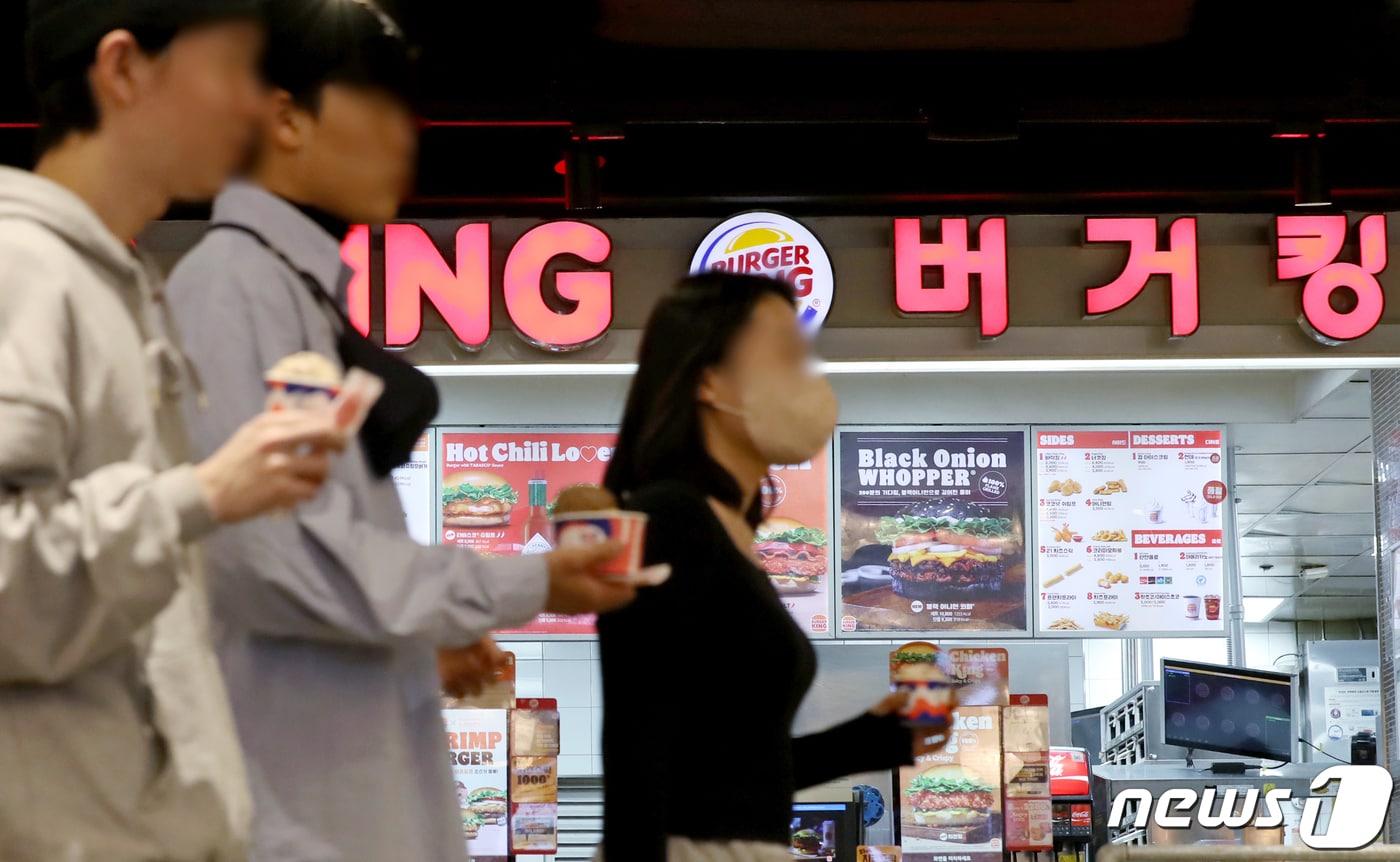 8일 서울의 한 버거킹 매장을 앞으로 시민들이 지나가고 있다.  2023.3.8/뉴스1 ⓒ News1 장수영 기자