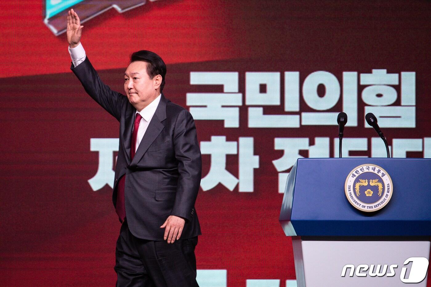 본문 이미지 - 윤석열 대통령이 8일 경기 고양시 킨텍스에서 열린 국민의힘 제3차 전당대회에서 축사를 마친 후 당원들을 향해 손을 들어보이고 있다. 2023.3.8/뉴스1 ⓒ News1 유승관 기자