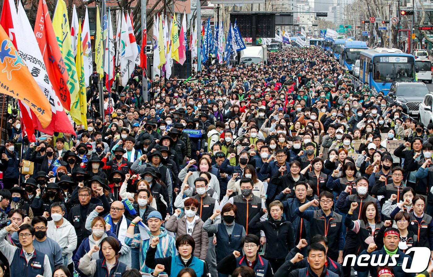 본문 이미지 - 3·8 세계 여성의 날인 8일 서울 종로구 마로니에공원 앞에서 열린 민주노총 주관 ‘2023년 3·8 세계여성의날 정신계승 전국노동자대회’에서 노조원과 참가자들이 성차별을 규탄하며 구호를 외치고 있다. 2023.3.8/뉴스1 ⓒ News1 김도우 기자