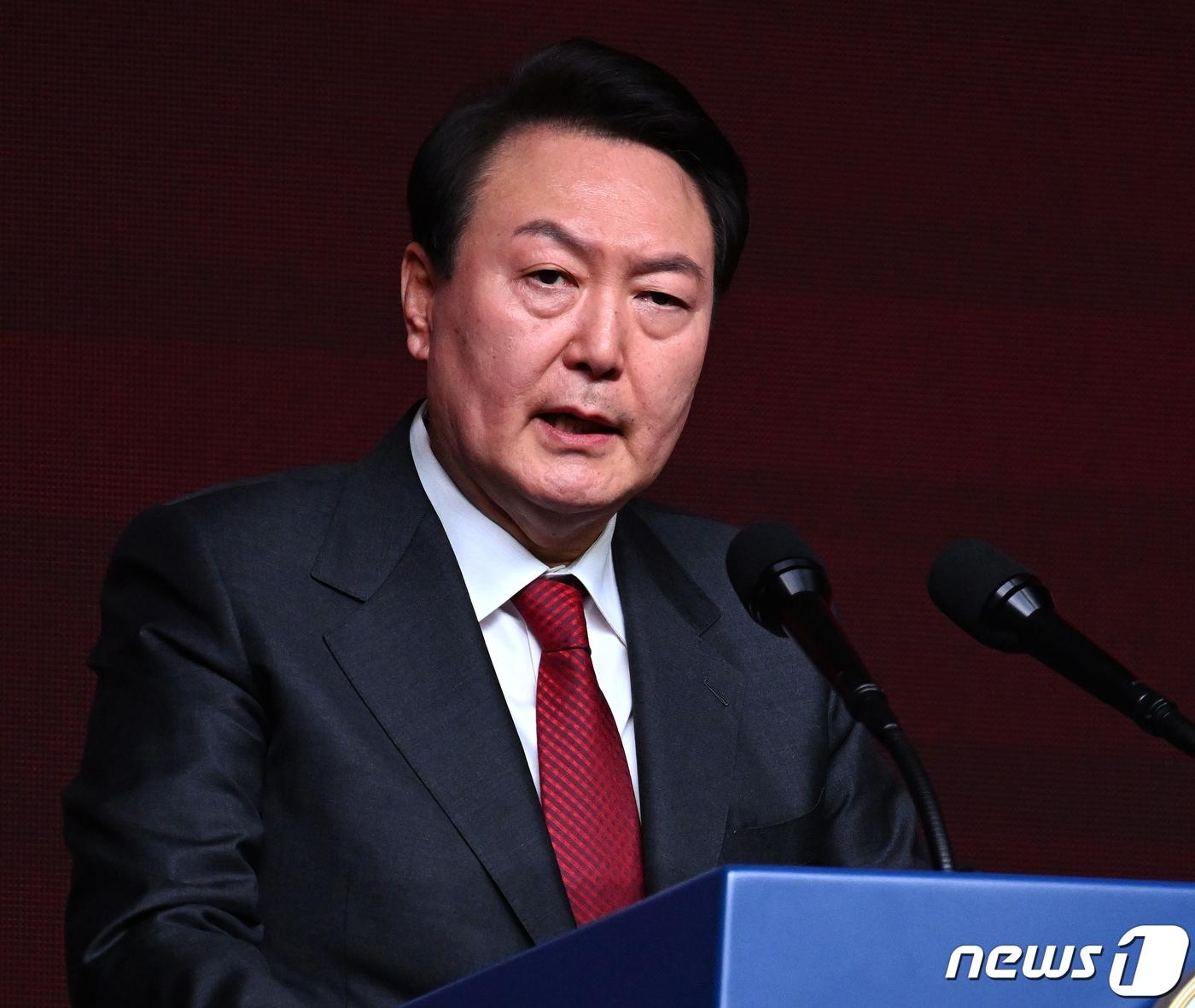 본문 이미지 - 윤석열 대통령이 8일 경기 일산 킨텍스에서 열린 국민의힘 제3차 전당대회에서 축사를 하고 있다. (공동취재) 2023.3.8/뉴스1 ⓒ News1 허경 기자