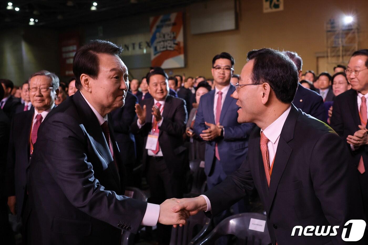 본문 이미지 - 윤석열 대통령이 2023년 3월 8일 경기 고양시 킨텍스에서 열린 국민의힘 제3차 전당대회에서 주호영 원내대표와 악수하고 있는 모습. (대통령실 제공) 2023.3.8/뉴스1 ⓒ News1 오대일 기자