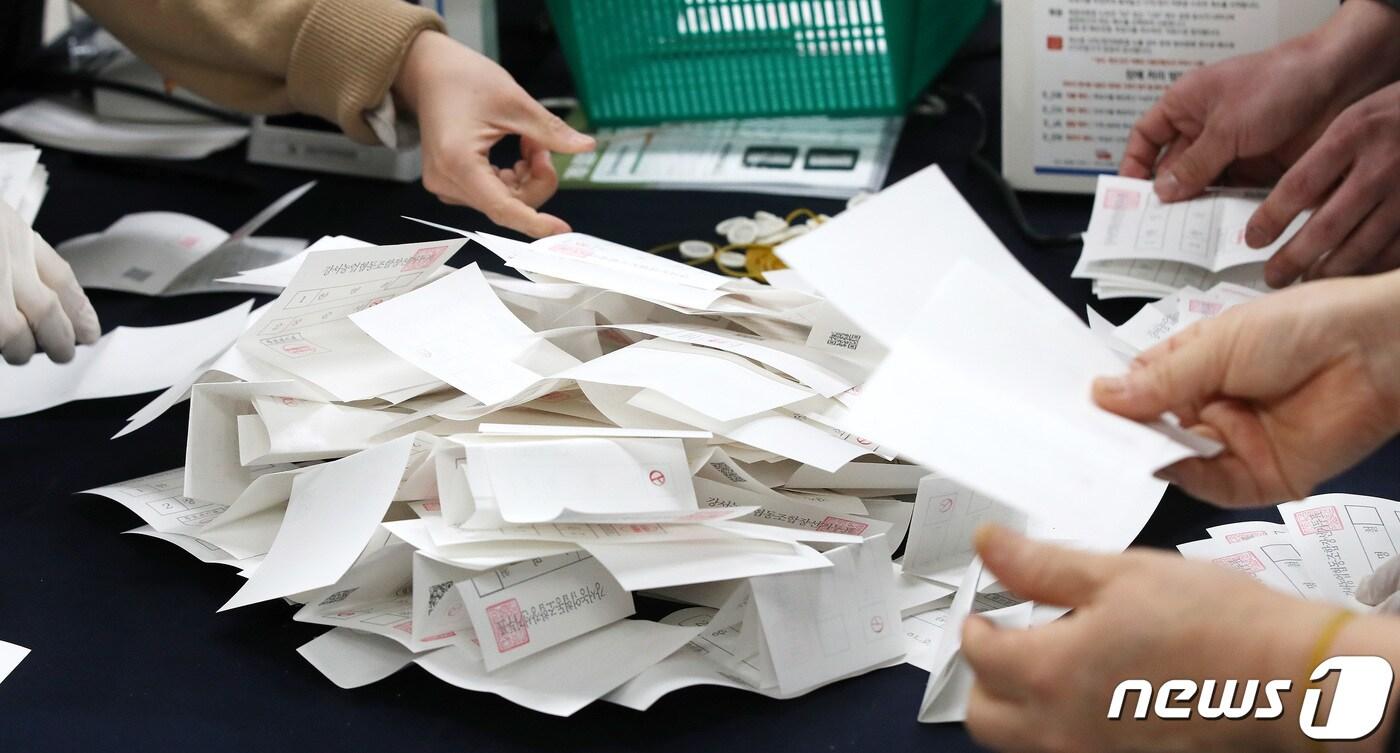 본문 이미지 - 전국동시조합장 선거 개표결과 부산·경남에서 당선인 194명이 선출됐다. 2023.3.8/뉴스1