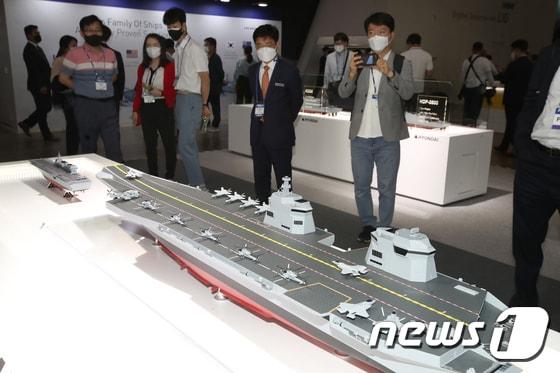 본문 이미지 - 경항공모함 모형. 2021.6.9/뉴스1 ⓒ News1 여주연 기자