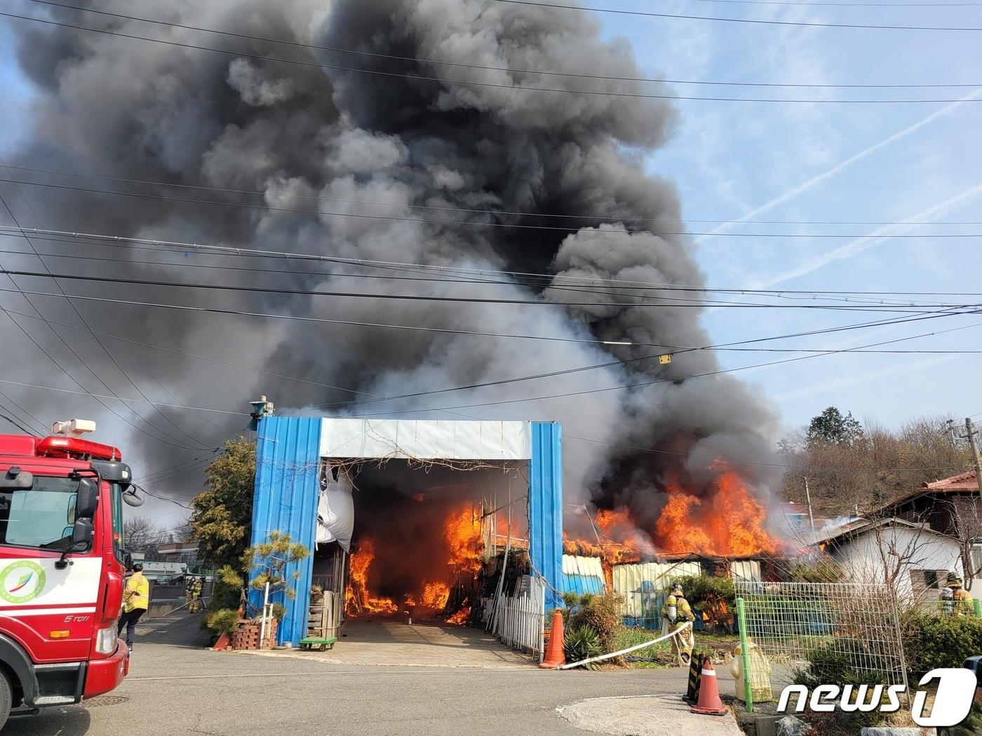 본문 이미지 - 8일 오전 11시50분께 전북 군산시 옥산면의 한 철물점 창고에서 불이 나 4시간 20여분만에 꺼졌다.(전북소방본부 제공)2023.3.8/뉴스1