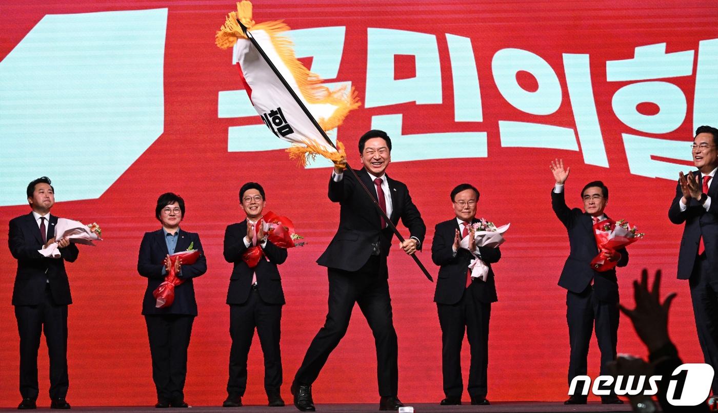 국민의힘 당대표로 선출된 김기현 의원이 8일 경기 고양시 킨텍스에서 열린 제3차 전당대회에서 당기를 흔들고 있다. (공동취재) 2023.3.8/뉴스1 ⓒ News1 허경 기자
