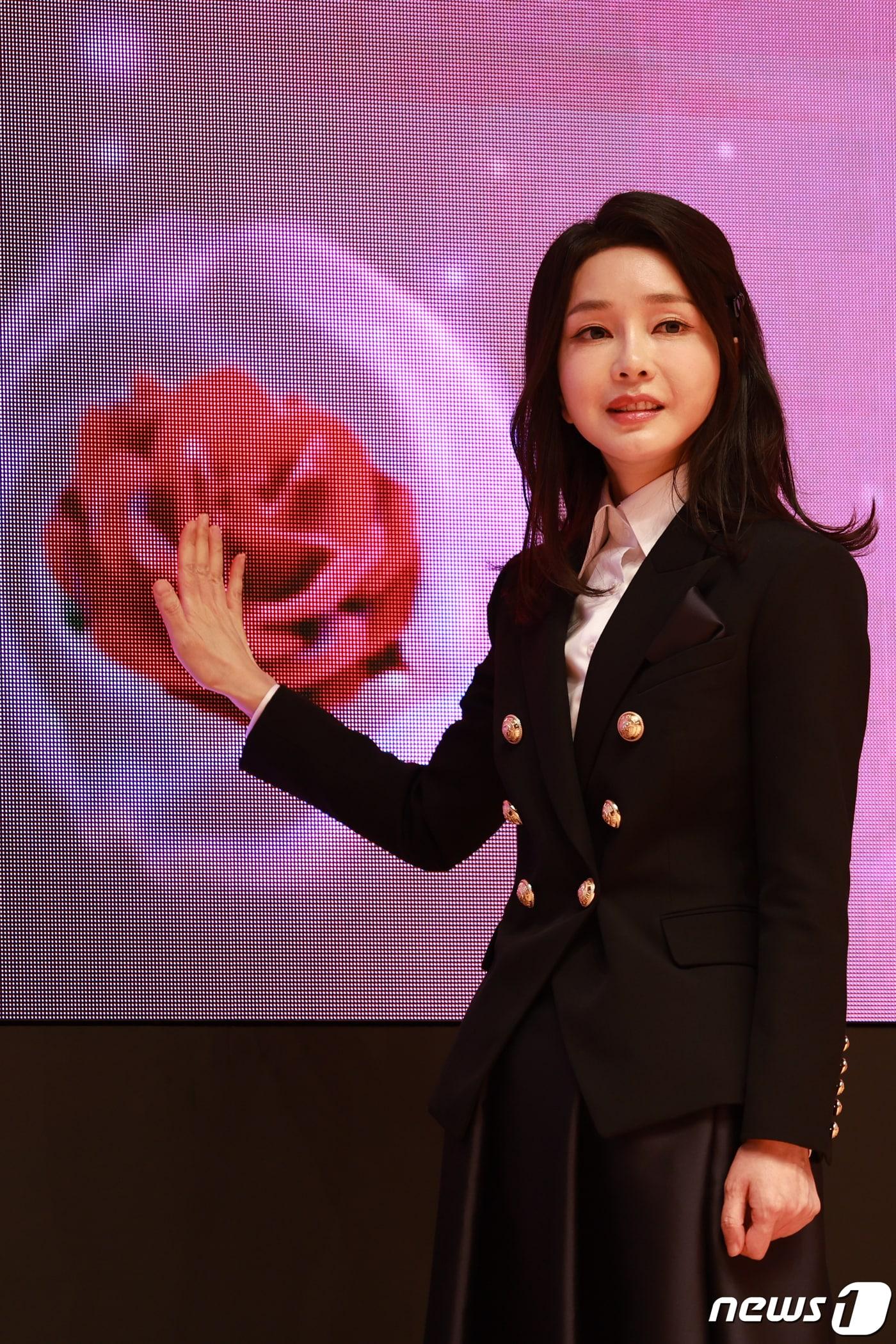 본문 이미지 - 2023년 3월 8일 김건희 여사가 한국여성단체협의회 초청으로 서울 강남구 코엑스에서 열린 3.8 세계 여성의 날 기념행사에 참석해 LED 전광판에 뜬 장미꽃을 터치하고 있다. &#40;대통령실 제공&#41; 2023.3.8/뉴스1 ⓒ News1 안은나 기자