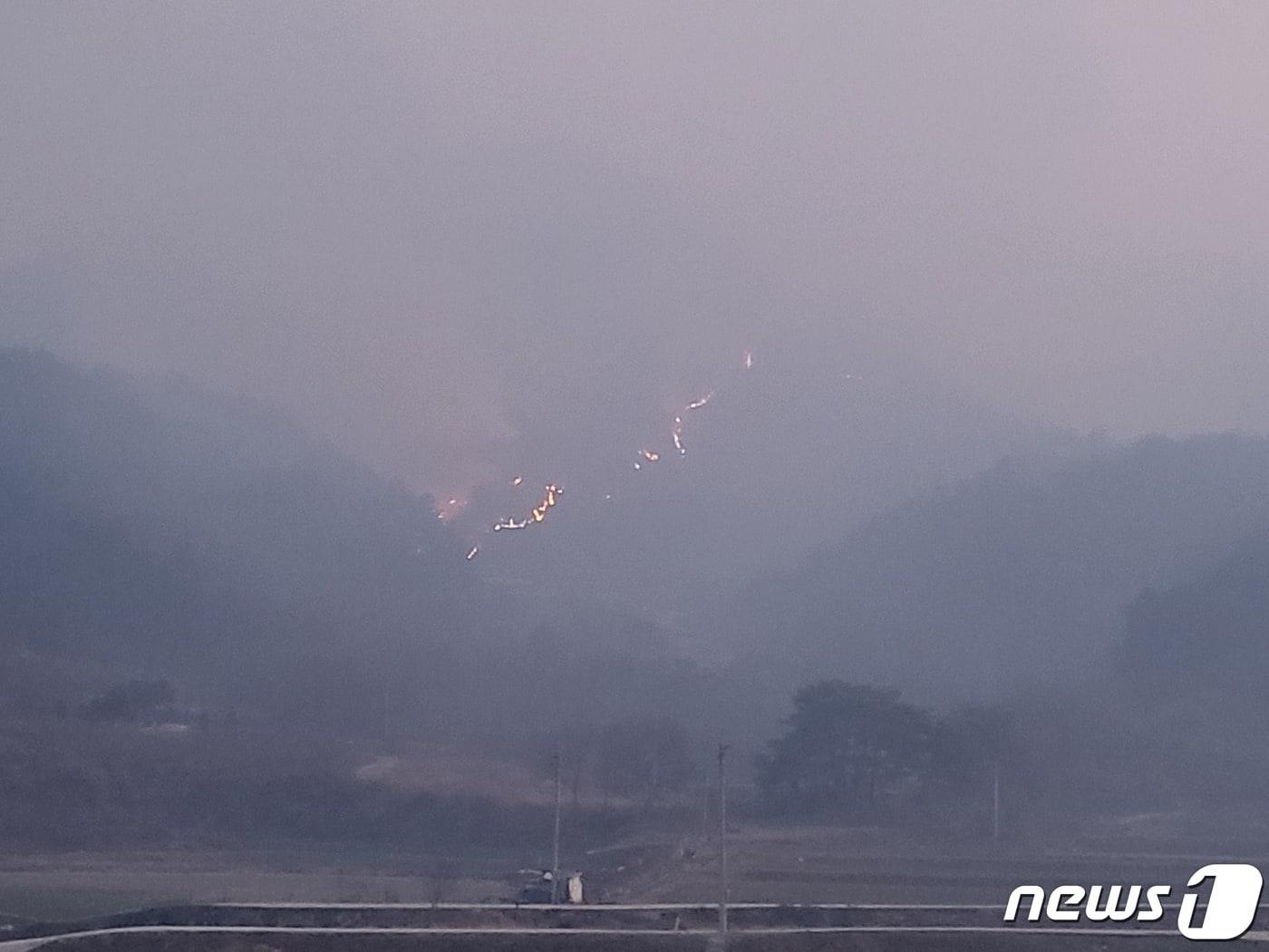 본문 이미지 - 8일 오후 1시59분쯤 경남 합천군 용주면 월평리 인근 야산에서 불이나 산림과 소방당국이 진화작업을 벌이고 있는 가운데 불길이 산을 뒤덮고 있다.2023.3.8/뉴스1 한송학 기자