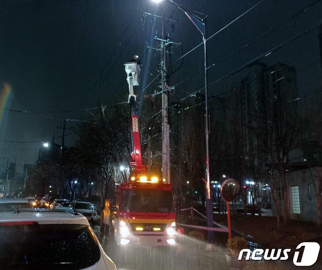 본문 이미지 - 8일 오후 11시 39분쯤 부천시 약대동의 한 아파트에 전기공급이 끊겼다. 한국전력 관계자들이 전기 복구 작업을 하고 있다. (독자제공)2023.3.9/뉴스1 ⓒ News1 정진욱 기자