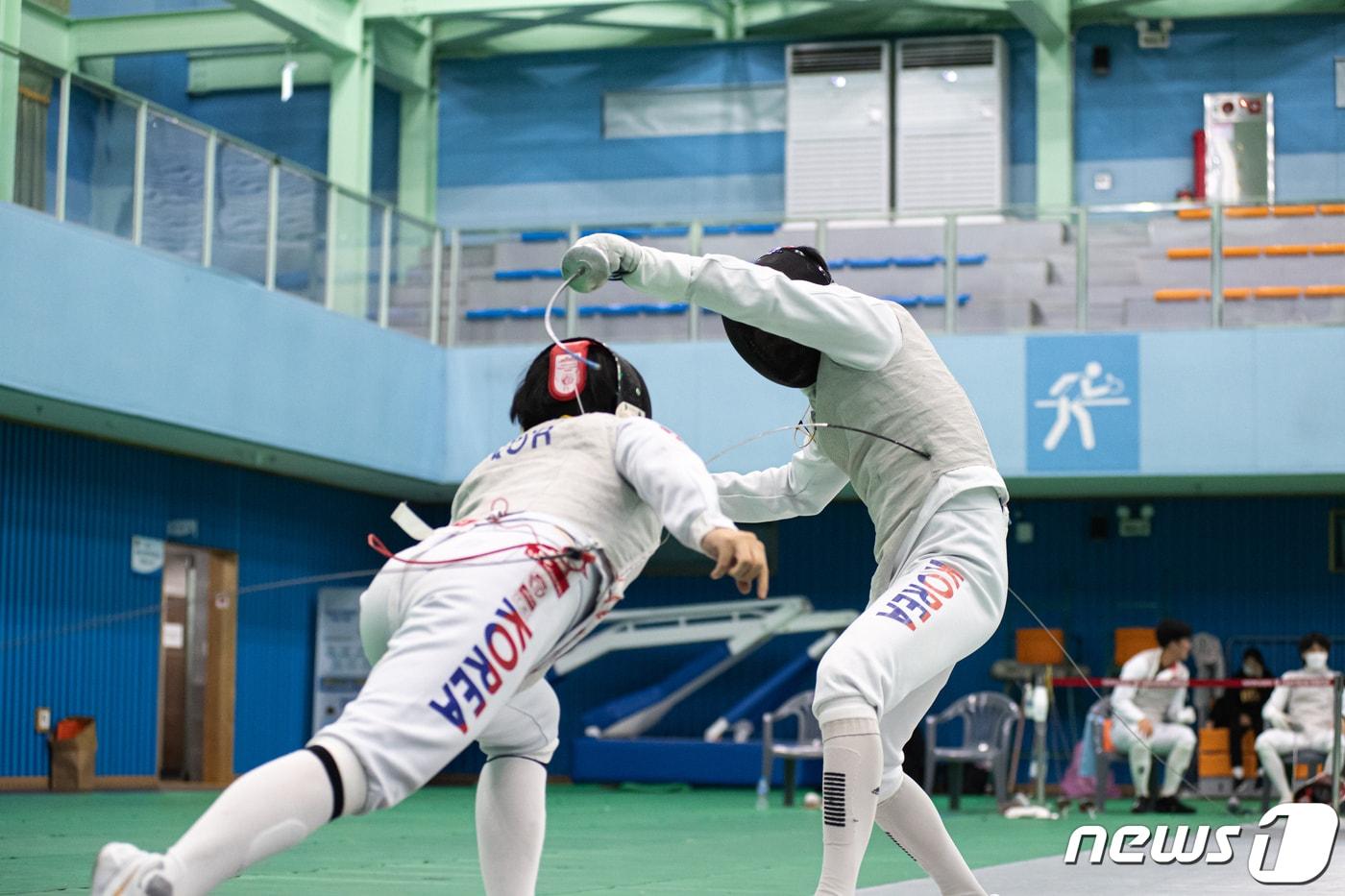 2021년 10월 열린 실업 연맹 전국 팬싱 대회.(양구군 제공)/뉴스1