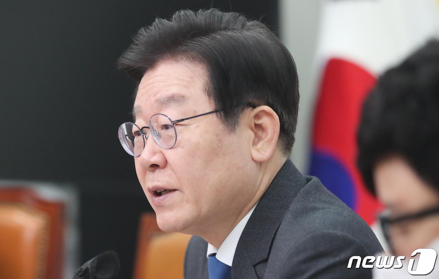 본문 이미지 - 이재명 더불어민주당 대표가 9일 서울 여의도 국회에서 열린 학교폭력 근절 및 피해자 회복 지원을 위한 간담회에서 모두 발언을 하고 있다. 2023.3.9/뉴스1 ⓒ News1 허경 기자