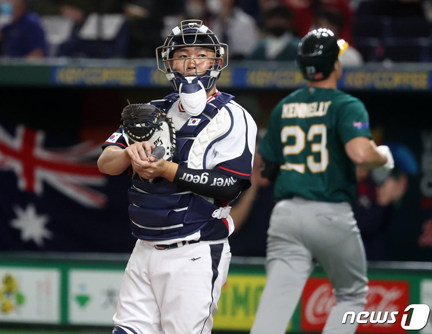 본문 이미지 - 9일 오후 일본 도쿄돔에서 열린 2023 월드베이스볼클래식(WBC) B조 1라운드 대한민국과 호주의 경기, 대표팀 포수 양의지가 5회초 1사 호주 대표팀 케넬리에게 솔로홈런을 허용 후 아쉬워 하고 있다. 2023.3.9/뉴스1 ⓒ News1 김진환 기자
