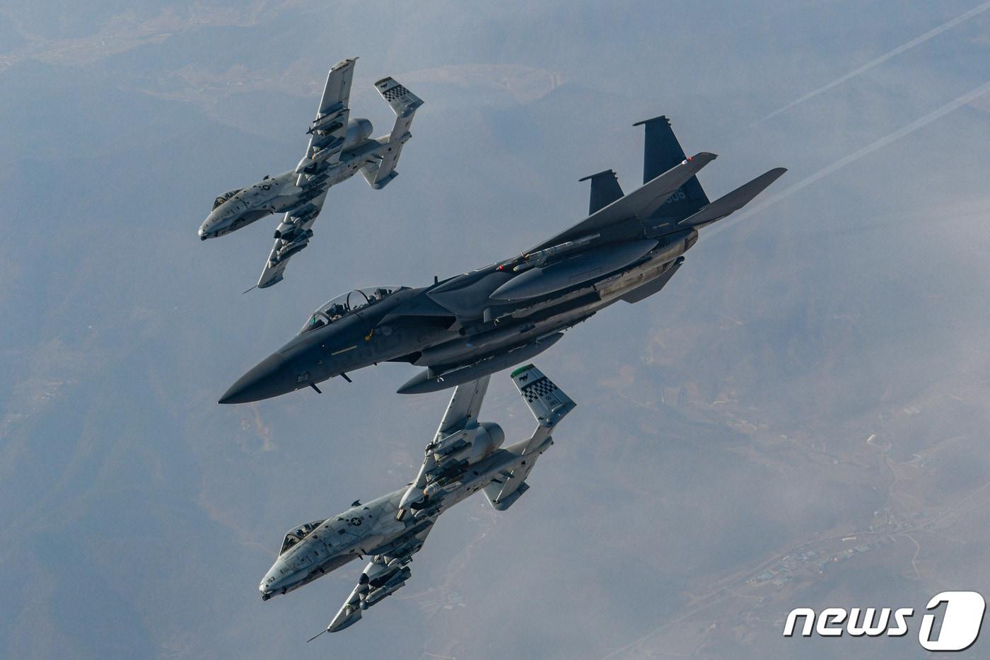 본문 이미지 - 공군 F-15K 전투기와 미군 A-10 공격기 2대의 연합 편대비행. (공군 제공) 2023.3.9/뉴스1