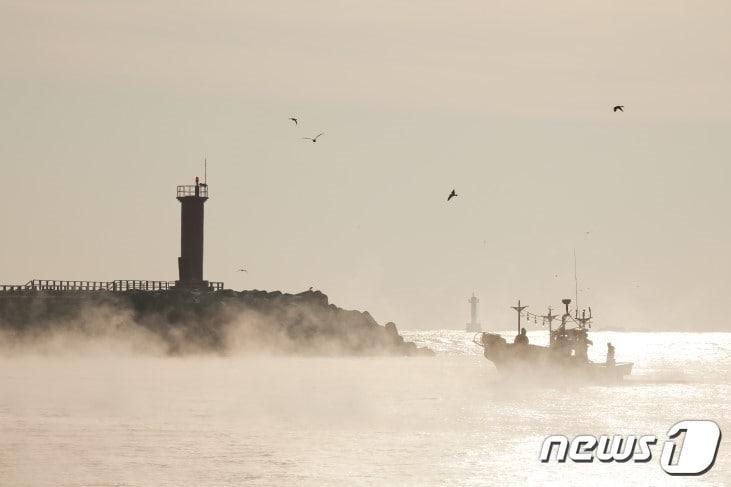본문 이미지 -  전북 부안해양경찰서는 3월부터 7월까지 해상에 짙은 안개(농무)가 자주 발생하는 해양환경 특성에 대비해 해양사고 예방에 나섰다. 짙은 안개가 낀 서해 바다.(부안해경 제공)2023.3.9/뉴스1