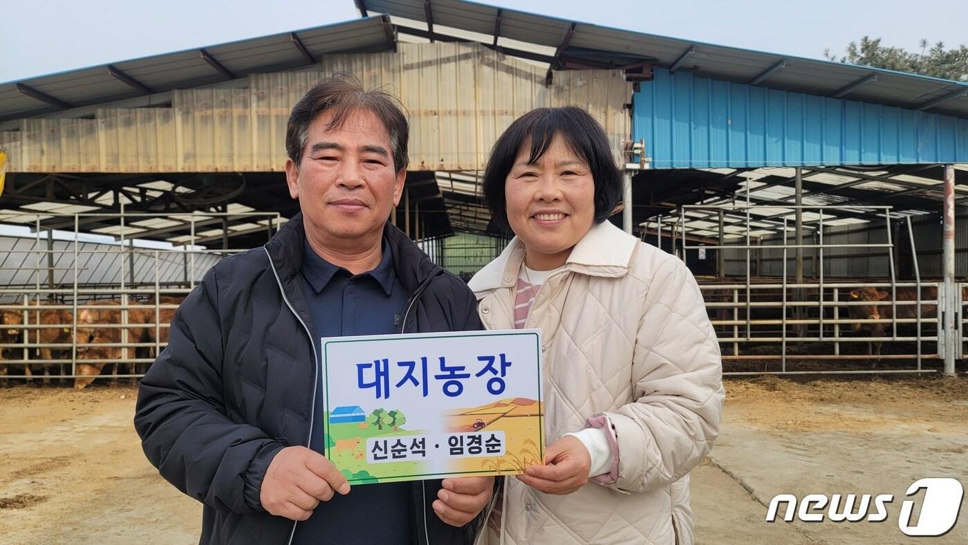 본문 이미지 - 농협 ‘이달의 새농민상’에 선정된 철원동송농협 신순석‧임경순 부부.(농협 강원본부 제공) 2023.3.9/뉴스1