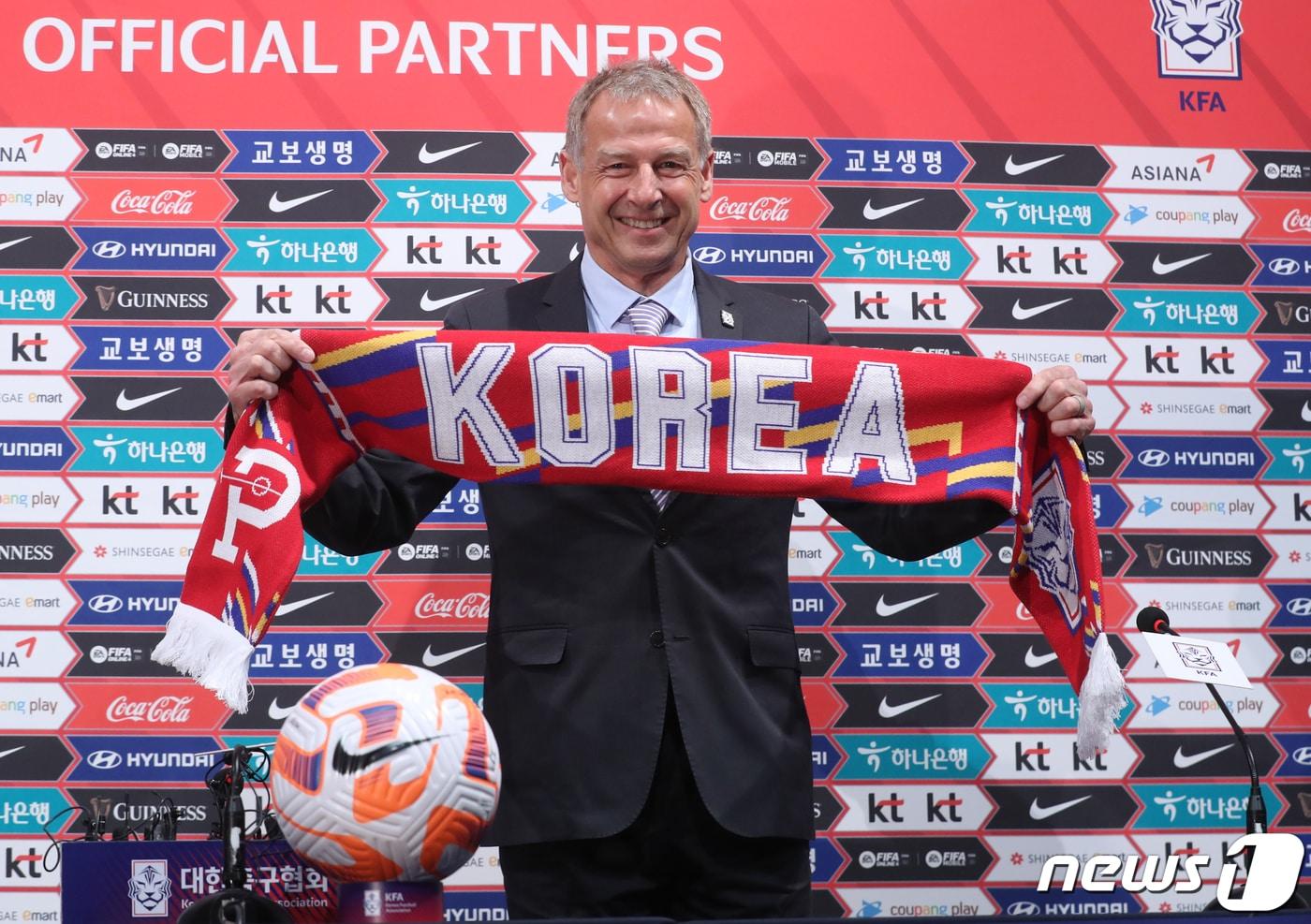 본문 이미지 - 위르겐 클린스만 신임 한국 남자 축구국가대표팀 감독이 9일 경기 파주 축가대표팀 트레이닝센터(NFC)에서 취임 기자회견에서 머플러를 들고 기념촬영을 하고 있다. 2023.3.9/뉴스1 ⓒ News1 송원영 기자