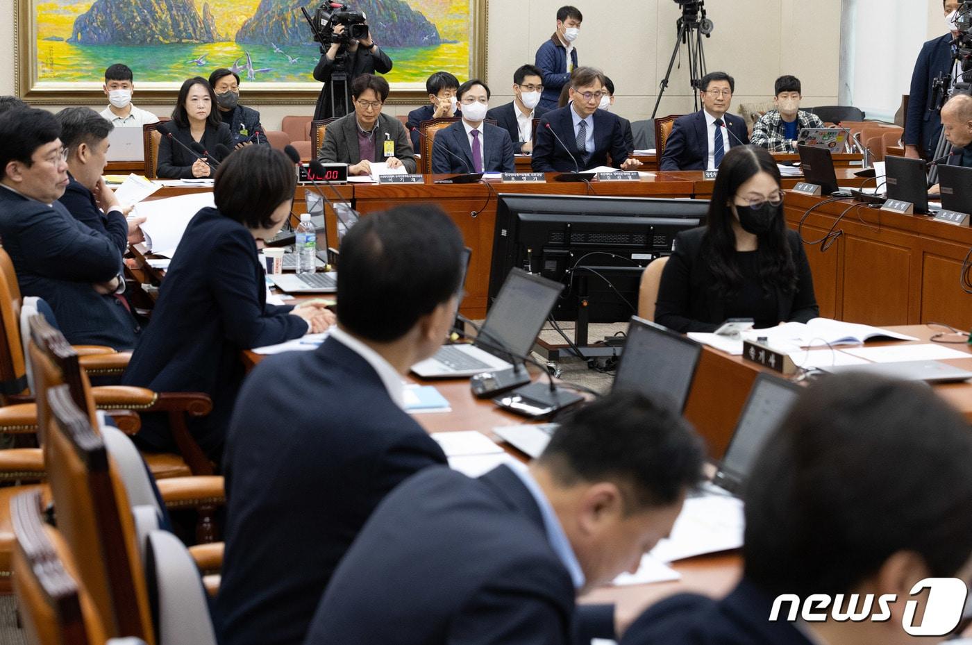 9일 오후 서울 여의도 국회에서 열린 정무위원회 전체회의에서 온라인 플랫폼 관련 법률안에 대한 공청회가 진행되고 있다. 2023.3.9/뉴스1 ⓒ News1 이재명 기자