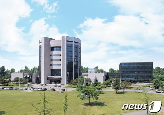 본문 이미지 - 한국과학기술정보연구원(KISTI)이 9일 군수데이터 수집체계 구축과 상태기반정비(CBM+) 기술개발 및 검증을 위한 무기체계 CBM+ 특화연구센터 개소식을 KISTI 본원에서 개최했다. 사진은 KISTI 대전본원 전경. /뉴스1 