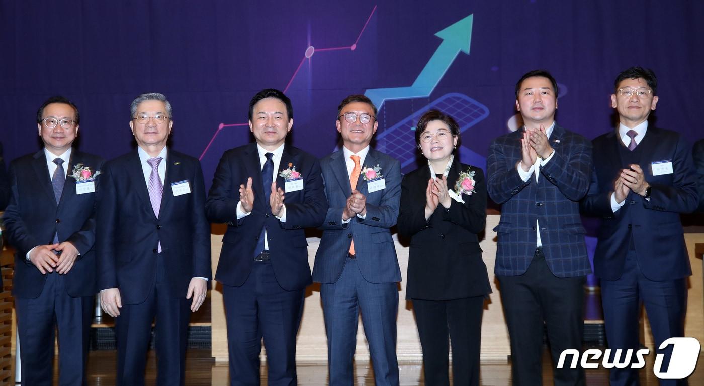 본문 이미지 - 이백규 뉴스1 대표이사와 원희룡 국토교통부 장관 등 참석자들이 9일 오후 서울 중구 대한상공회의소 의원회의실에서 뉴스1 주최로 열린 '2023 건설부동산포럼'에서 기념 촬영을 하고 있다. 왼쪽부터 이강훈 해외인프라도시개발지원공사 사장, 이한준 한국토지주택공사 사장, 원희룡 장관, 이백규 대표, 김정재 국회 국토교통위원회 국민의힘 간사, 장예찬 청년재단 이사장, 한병용 서울시 주택정책실장. 2023.3.9/뉴스1 ⓒ News1 구윤성 기자