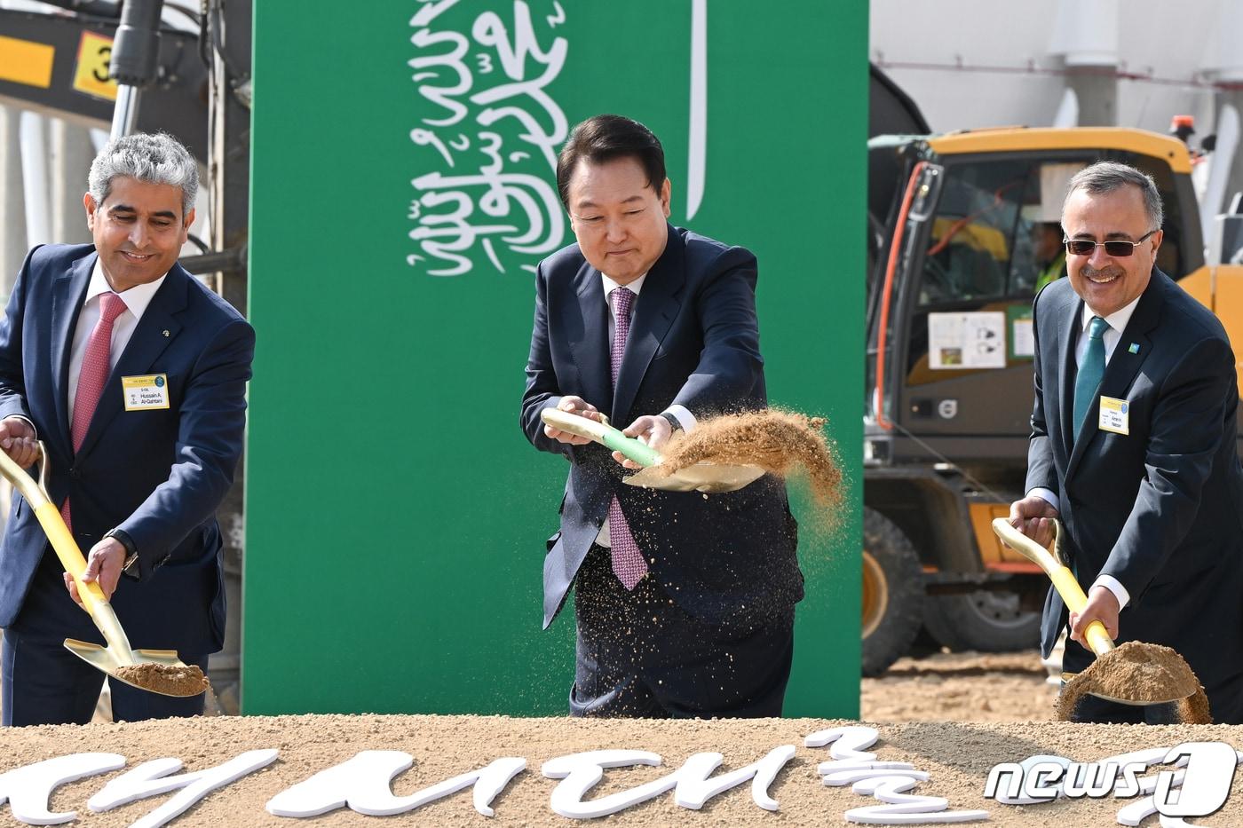 윤석열 대통령이 9일 울산 온산국가산업단지에서 열린 에쓰오일(S-OIL) '샤힌(Shaheen) 프로젝트' 기공식에서 시삽을 하고 있다. 샤힌 프로젝트는 에쓰오일이 추진하는 9조2580억 원 규모의 국내 최대 석유화학 프로젝트다. (대통령실 제공) 2023.3.9/뉴스1 ⓒ News1 오대일 기자
