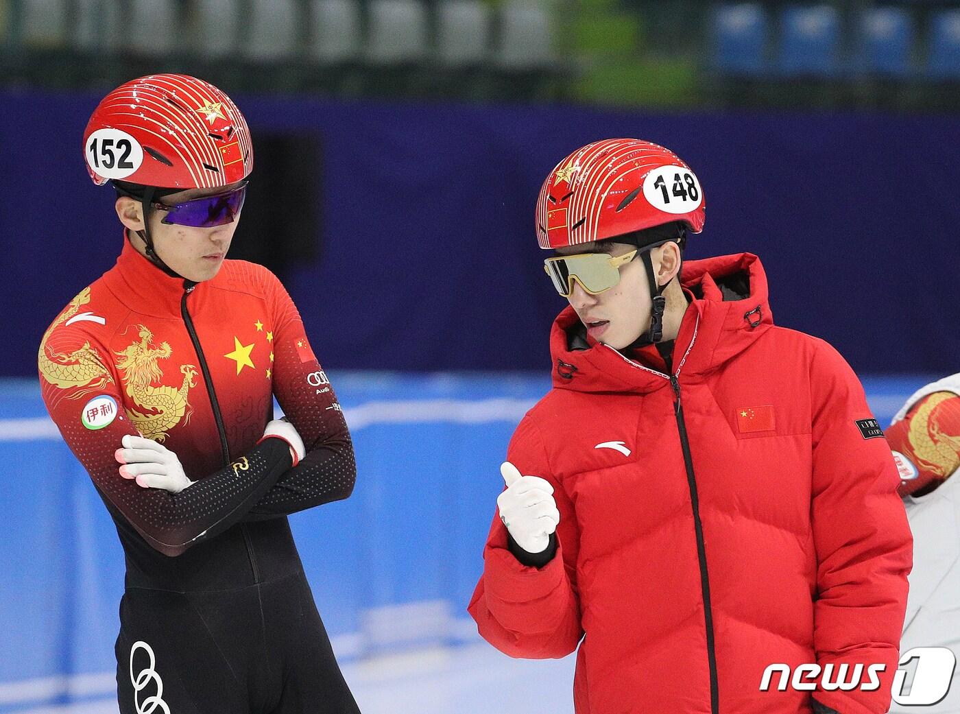 본문 이미지 - 중국 대표팀의 린샤오쥔(오른쪽) 2023.3.9/뉴스1 ⓒ News1 신웅수 기자