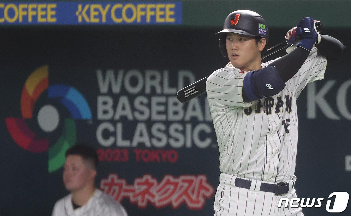 본문 이미지 - 9일 오후 일본 도쿄돔에서 열린 2023 월드베이스볼클래식(WBC) B조 1라운드 중국과 일본의 경기, 일본 대표팀 오타니가 2회말 2사 만루 상황에서 몸을 풀고 있다. 2023.3.9/뉴스1 ⓒ News1 김진환 기자