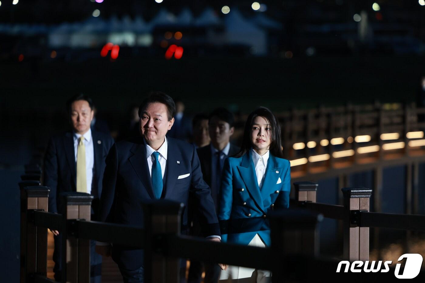 윤석열 대통령과 김건희 여사가 지난해 3월 31일 전남 순천시 국가정원에서 열린 2023 순천만국제정원박람회 개막식에 참석하고 있다. (대통령실 제공) 2023.4.1/뉴스1 