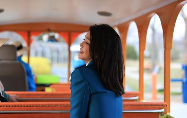 본문 이미지 - 김건희 여사가 지난달 31일 전남 순천시 국가정원에서 2023 순천만국제정원박람회 개막식에 참석하기전 정원을 둘러보기 위해 관람차에 타고 있다. (대통령실 제공) 2023.4.1/뉴스1 ⓒ News1 안은나 기자