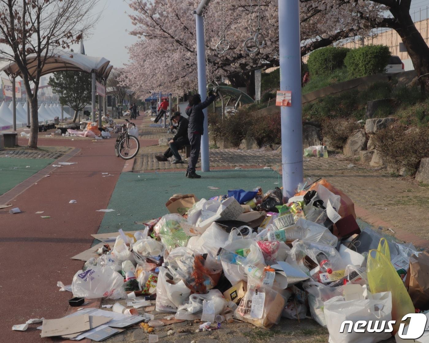 본문 이미지 - 1일 오전 8시쯤 충북 청주시 상당구 무심천체육공원에 시민들이 버리고 간 쓰레기가 가득 쌓여 있다. 2023.04.01/ⓒ 뉴스1 박건영 기자