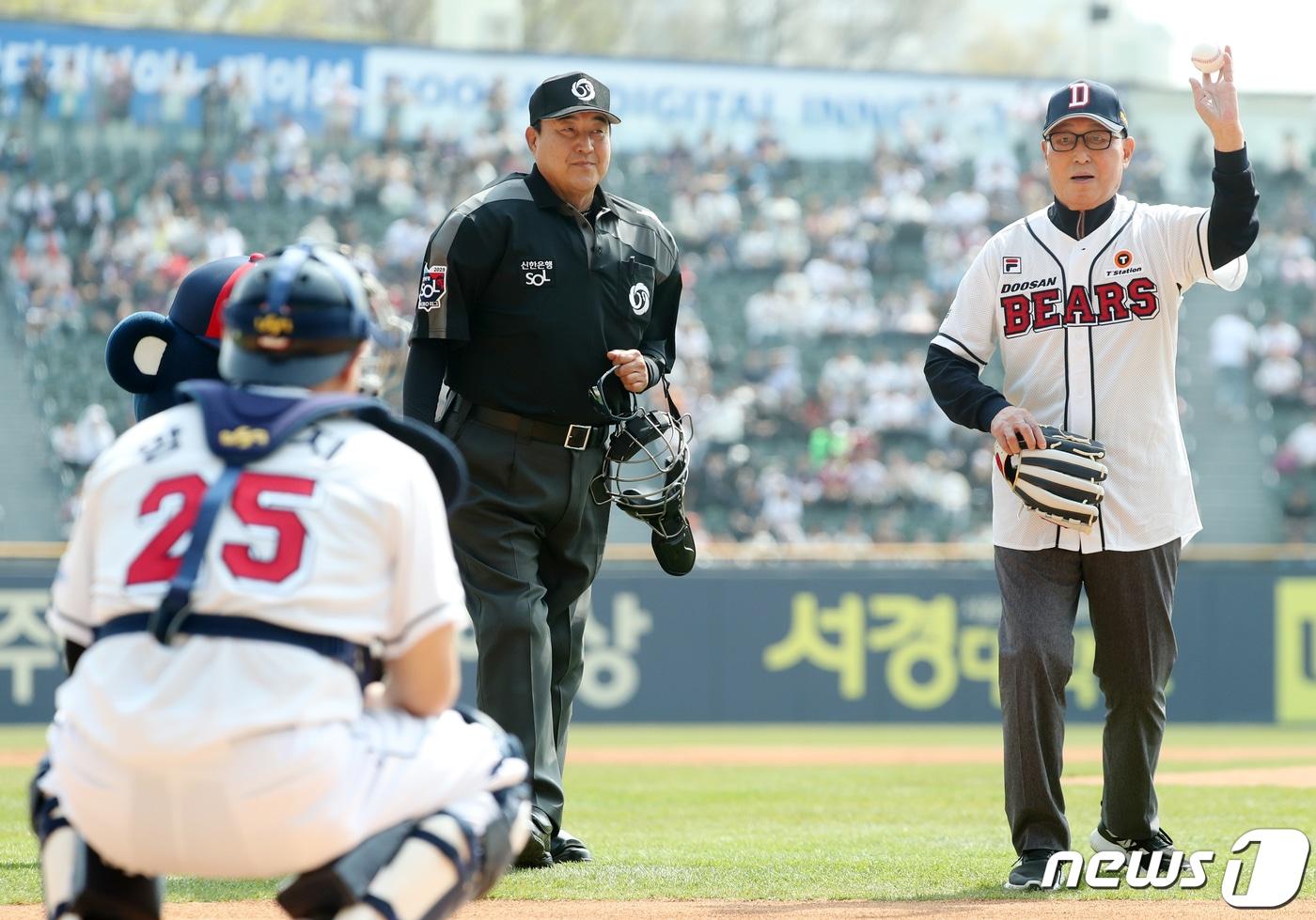 본문 이미지 - 1일 오후 서울 송파구 잠실야구장에서 열리는 2023 신한 SOL KBO리그 개막전 롯데 자이언츠와 두산 베어스의 경기에서 김인식 전 두산 감독이 시구를 하고 있다. 2023.4.1 ⓒ 뉴스1 김진환 기자