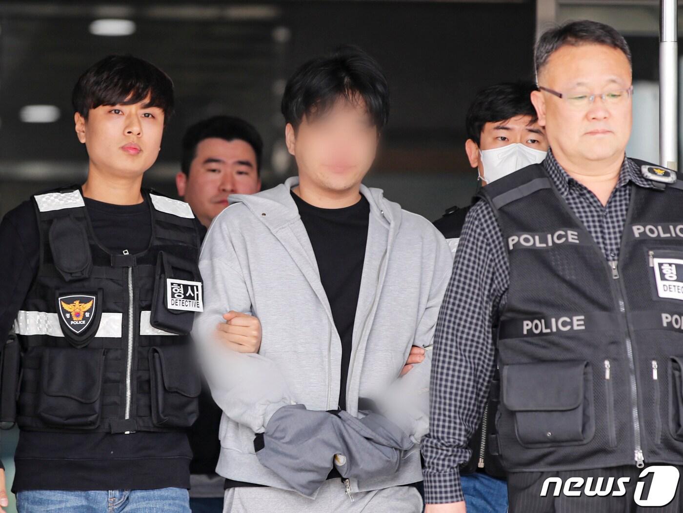 본문 이미지 - 마약류 관리에 관한 법률 위반 혐의로 구속영장이 청구된 남경필 전 경기도지사의 장남 남모 씨가 지난 4월 1일 오후 구속 전 피의자 심문(영장실질심사)에 출석하기 위해 경기도 용인동부경찰서에서 나오고 있다.  2023.4.1/뉴스1 ⓒ News1 김도우 기자