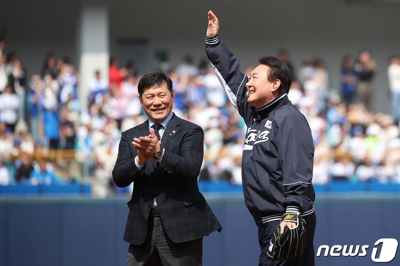 윤석열 대통령이 1일 오후 대구 삼성라이온즈파크에서 열린 프로야구 '신한은행 SOL 2023 KBO리그' NC 다이노스와 삼성 라이온즈의 시즌 개막전 시구를 마친 뒤 관중석을 향해 손을 흔들며 인사하고 있다. 2023.4.1/뉴스1 ⓒ News1 공정식 기자