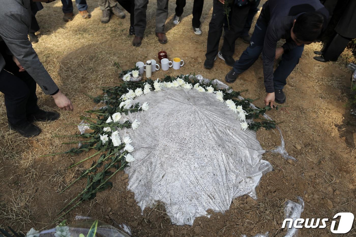 본문 이미지 - 1일 오후 경기도 남양주시 마석 모란공원 민주열사 묘역 내 故 박원순 전 서울시장의 묘소에서 추모객들이 헌화하고 있다. 고(故) 박원순 전 서울시장의 묘소는 이날 경남 창년군 선영에서 경기 남양주 마석 모란공원으로 새벽에 이장됐다. 2023.4.1/뉴스1 ⓒ News1 이승배 기자