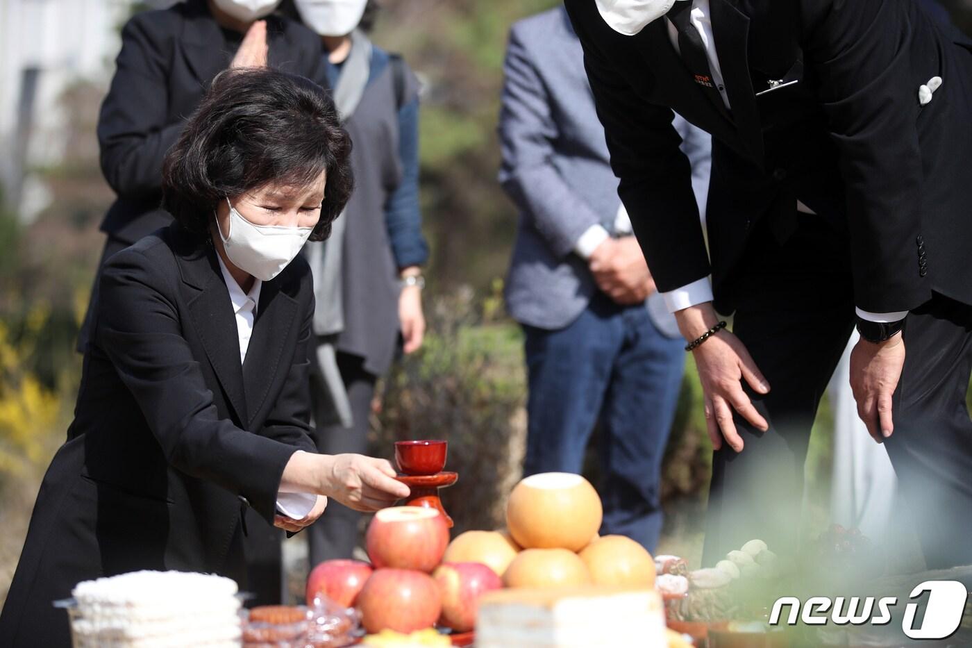 본문 이미지 - 1일 오후 경기도 남양주시 마석 모란공원 민주열사 묘역 내 故 박원순 전 서울시장의 묘소에서 고인의 부인 강난희 씨가 술을 치고 있다. 고(故) 박원순 전 서울시장의 묘소는 이날 경남 창년군 선영에서 경기 남양주 마석 모란공원으로 새벽에 이장됐다. 2023.4.1/뉴스1 ⓒ News1 이승배 기자