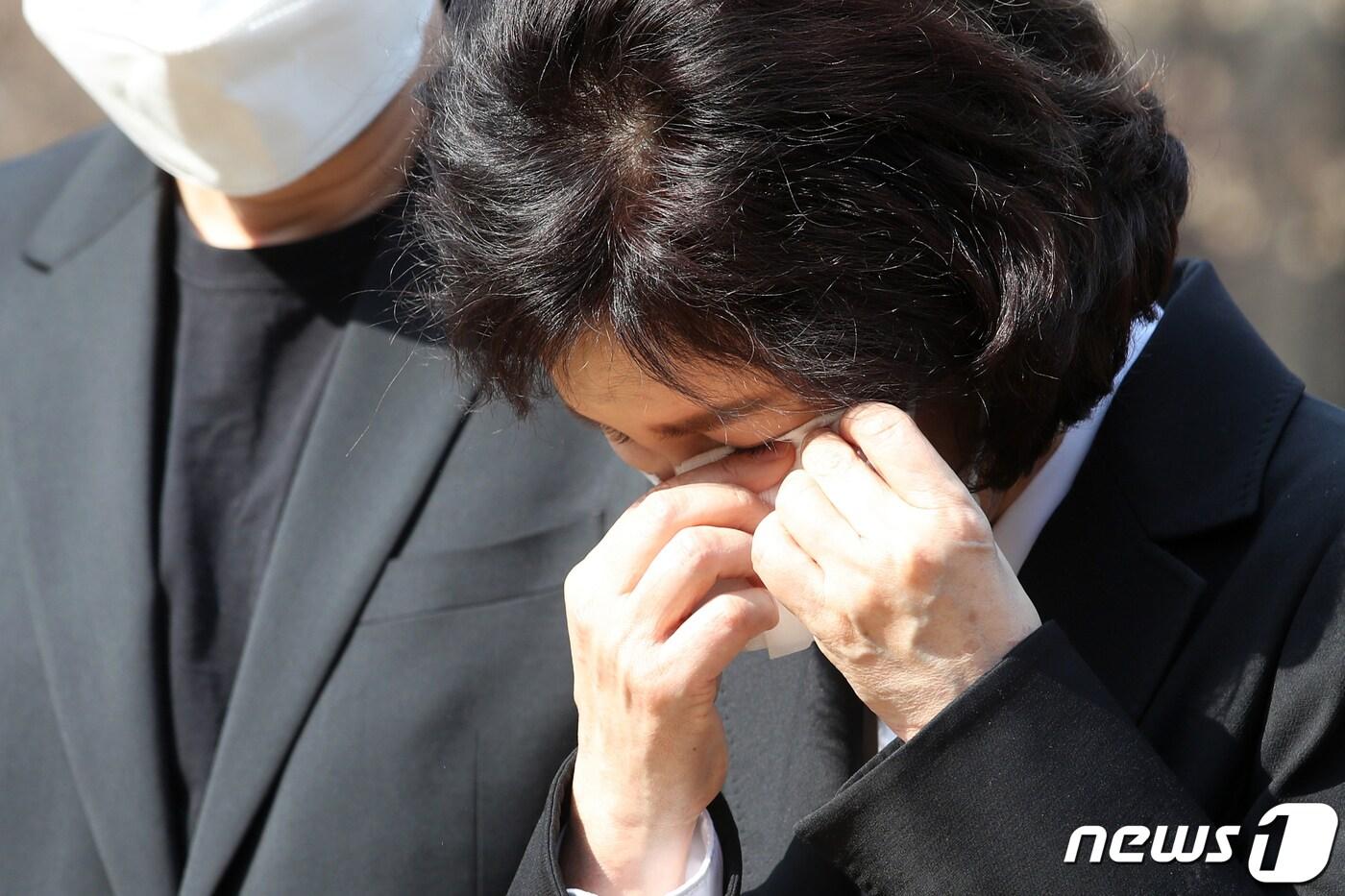 본문 이미지 - 1일 오후 경기도 남양주시 마석 모란공원 민주열사 묘역 내 故 박원순 전 서울시장의 묘소에서 고인의 부인 강난희 씨가 눈물을 훔치고 있다. 고(故) 박원순 전 서울시장의 묘소는 이날 경남 창년군 선영에서 경기 남양주 마석 모란공원으로 새벽에 이장됐다. 2023.4.1/뉴스1 ⓒ News1 이승배 기자